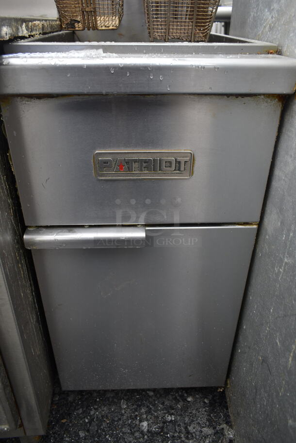 Patriot PT-F4-NG Stainless Steel Commercial Floor Style Natural Gas Powered Deep Fat Fryer w/ 2 Metal Fry Baskets. 120,000 BTU. - Image 4 of 6
