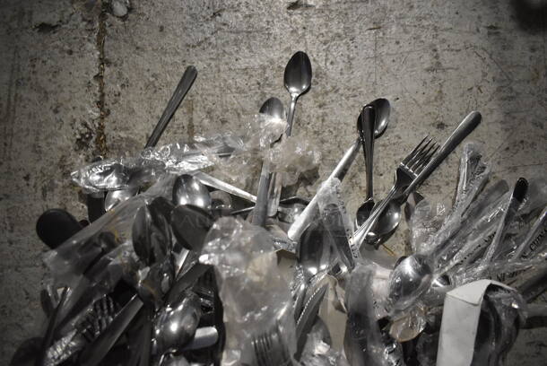ALL ONE MONEY! Crate of Various BRAND NEW Items Including Spoons and Forks - Image 3 of 5