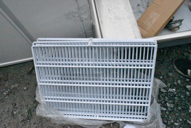 BRAND NEW SCRATCH AND DENT! Avantco 178SHELFGD15 Coated Wire Shelf - 22 1/4" x 16" - Image 4 of 6