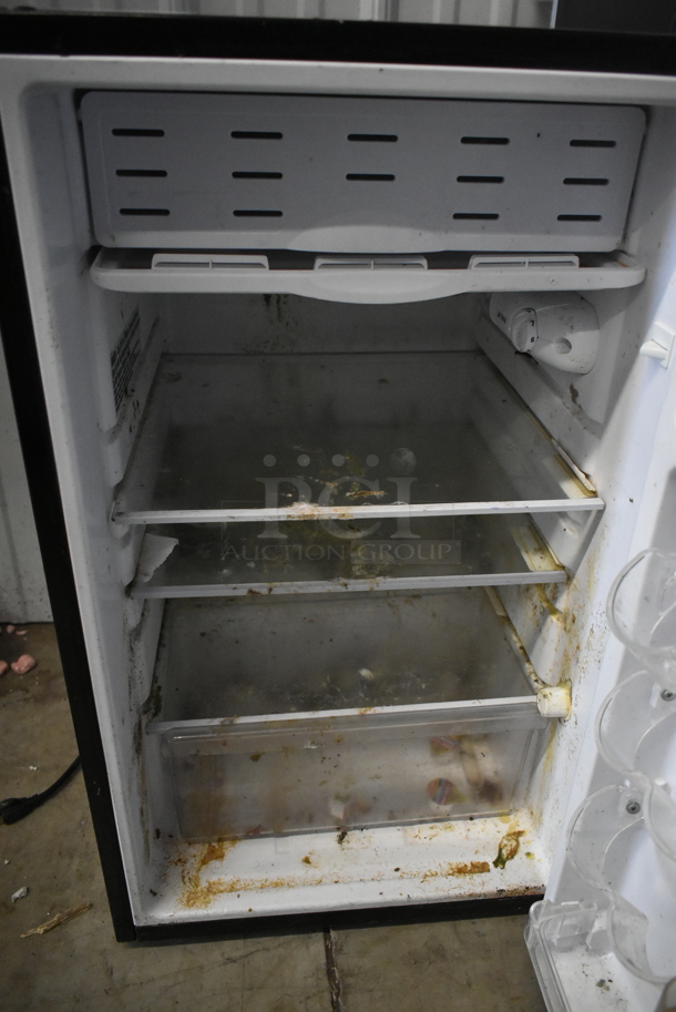 Magic Chef HMR440SE Mini Cooler. 115 Volts, 1 Phase. Tested and Powers On But Does Not Get Cold - Image 3 of 5
