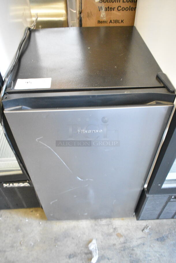 Hisense WMS044M6XVE Mini Cooler. 115 Volts, 1 Phase. Tested and Powers On But Does Not Get Cold
 - Image 3 of 6