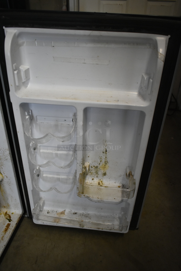 Magic Chef HMR440SE Mini Cooler. 115 Volts, 1 Phase. Tested and Powers On But Does Not Get Cold - Image 4 of 5