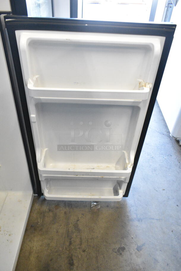 Hisense WMS044M6XVE Mini Cooler. 115 Volts, 1 Phase. Tested and Powers On But Does Not Get Cold
 - Image 5 of 6