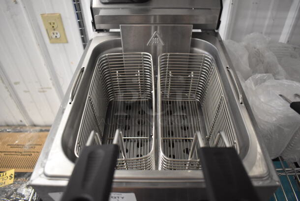 LIKE NEW! Vollrath FFA 8110 Stainless Steel Commercial Countertop Electric Powered Deep Fryer w/ 4 Metal Fry Baskets. 220 Volts, 1 Phase. 11x18x13. Tested and Working! - Image 4 of 8