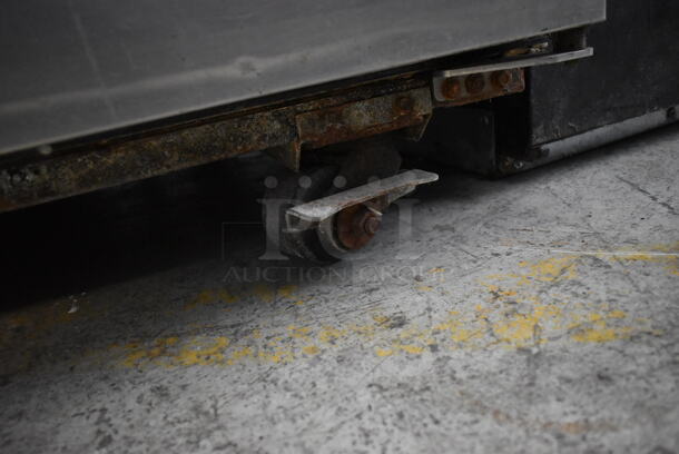True TA3R-3S Stainless Steel Commercial 3 Door Reach In Cooler on Commercial CAsters. 115 Volts, 1 Phase. Tested and Working! - Image 4 of 8