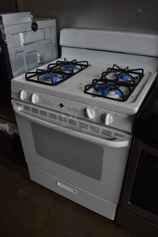BRAND NEW SCRATCH AND DENT! Hotpoint Model JGBS30REK4SS White Metal Gas Powered 4 Burner Range w/ Oven. 30x27x45 - Image 2 of 10
