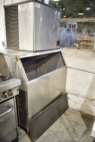 Manitowoc IY1005W-261 Stainless Steel Commercial Ice Head on Manitowoc C730S Commercial Ice Bin. 208-230 Volts, 1 Phase. 