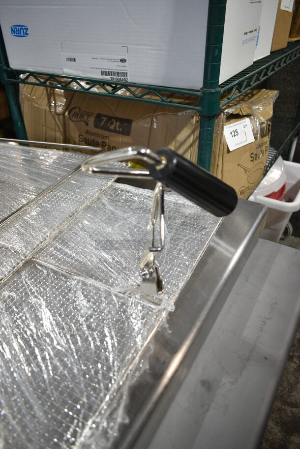 BRAND NEW SCRATCH AND DENT! 2024 Avantco 177FBF1824NG Stainless Steel Natural Gas 110-125 lb. Flat Bottom Funnel Cake / Donut Fryer. 90,000 BTU  - Image 7 of 12