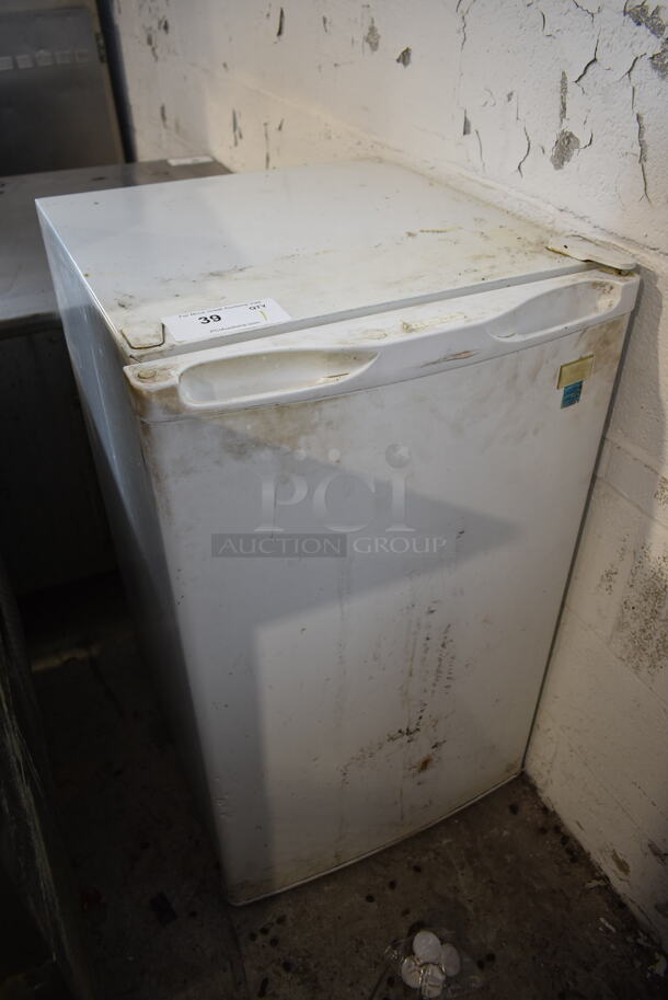 Avanti RM4406W Metal Mini Cooler. 115 Volts, 1 Phase. Tested and Working! - Image 2 of 6