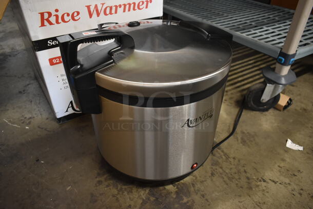 BRAND NEW SCRATCH AND DENT! Avantco 177RW92 Stainless Steel Commercial Countertop Electric Powered 90 Cup Rice Cooker. 120 Volts, 1 Phase. Tested and Working! - Image 2 of 8