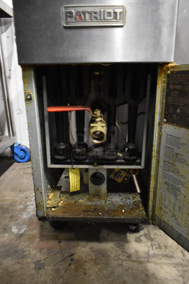 Patriot PT-F4-NG Stainless Steel Commercial Floor Style Natural Gas Powered Deep Fat Fryer w/ 2 Metal Fry Baskets on Commercial Casters. 120,000 BTU. - Image 5 of 7