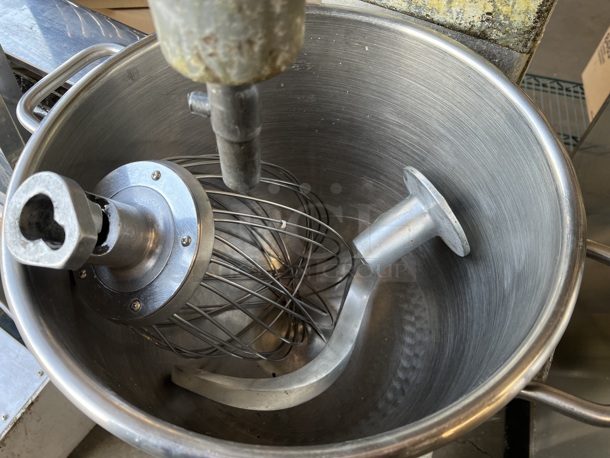 Hobart D-300-T Metal Commercial Floor Style 30 Quart Planetary Dough Mixer w/ Stainless Steel Mixing Bowl, Dough Hook and Whisk Attachments. 115 Volts, 1 Phase. 22x21x45. Tested and Working! - Image 6 of 7