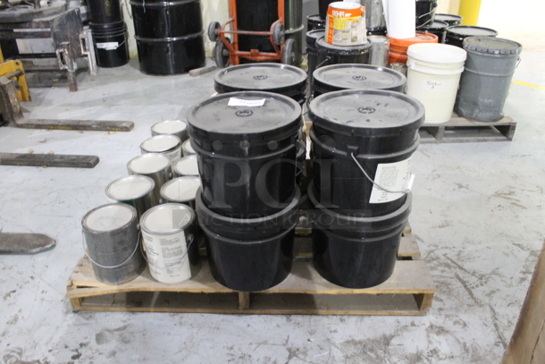 ALL ONE MONEY! PALLET LOT of Buckets; 5 Black Poly and 10 Metal; Rubber Filled Primer, Blue Primer. BUYER MUST REMOVE. - Image 1 of 10