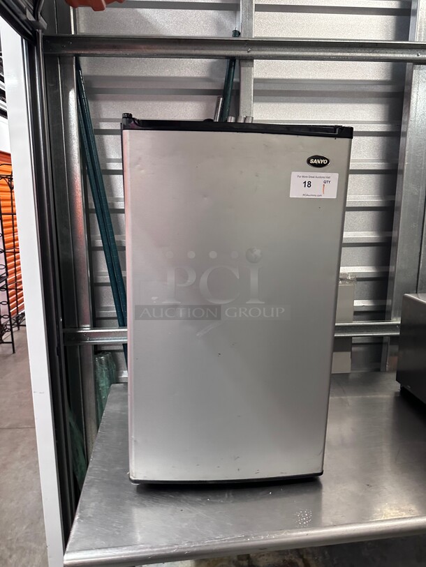Working! Sanyo SR-3720M - Counter-High Refrigerator 115 Volt Tested and Working! - Image 4 of 10