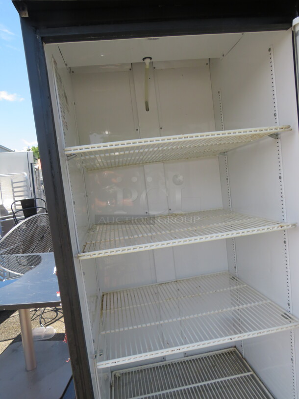 One True 1 Door Glass Display Cooler With 4 Racks. WORKING WHEN REMOVED. Model# GDM-26. 115 Volt. 30X29X79 - Image 3 of 3