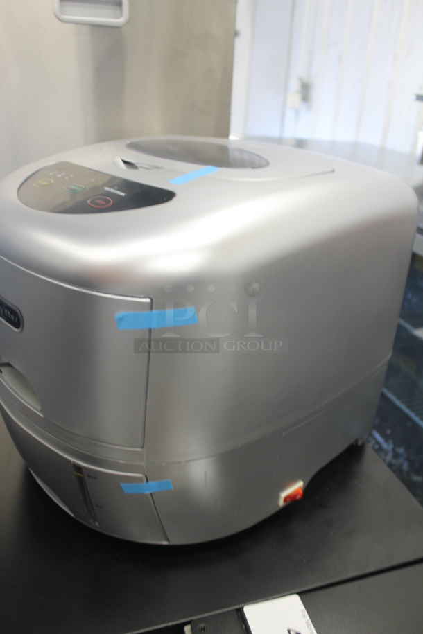 BRAND NEW SCRATCH AND DENT! Sno T-1 Portable 35lb Stainless Ice Maker, Silver Finish. 110/115 Volts, 1 Phase. Tested and Working! - Image 3 of 9