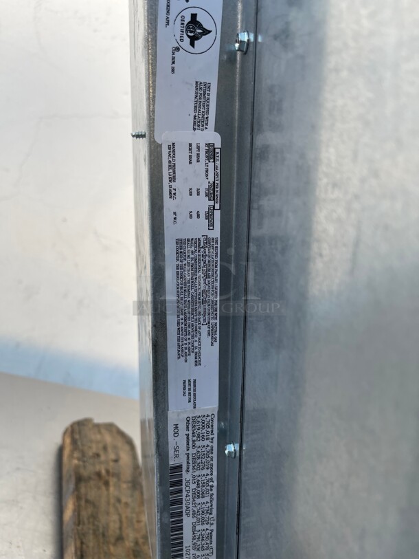 Clean! Jenn-air Pro-Style Series
30 inch Pro-Style Gas Rangetop with 4 Sealed Burners and Flame-Sensing Reignition Natural Gas Tested and Working! - Image 7 of 10