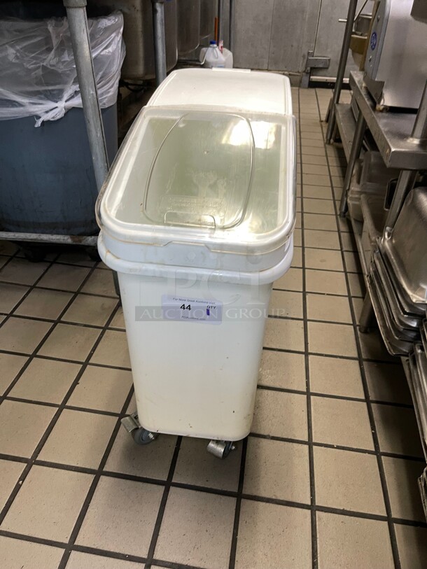 Clean! Baker's Mark 21 Gallon / 335 Cup White Slant Top Mobile Ingredient Storage Bin with Sliding Lid NSF - Image 3 of 7