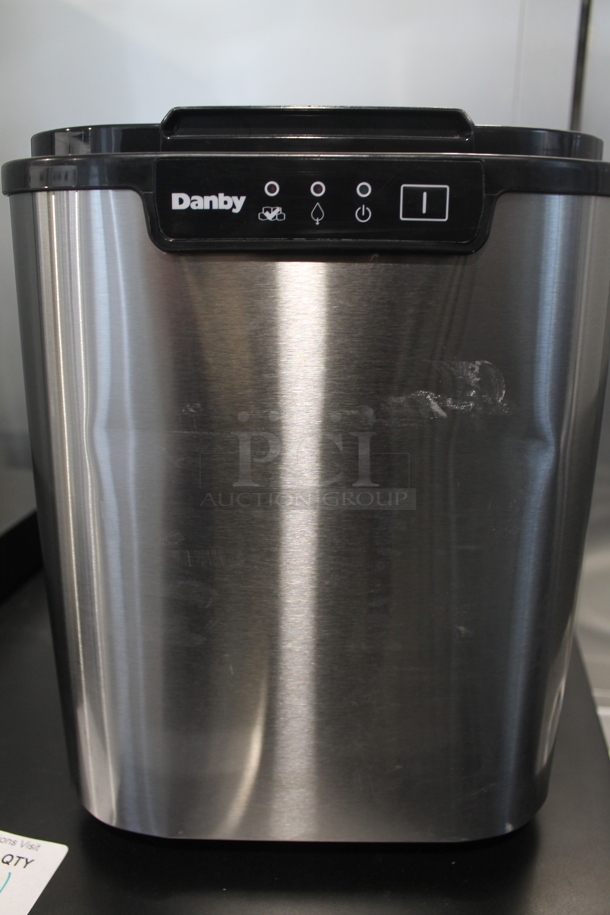 BRAND NEW SCRATCH AND DENT! Danby DIM2500SSDB Stainless Steel Commercial Countertop 25 Pound Ice Machine. 115 Volts, 1 Phase. Tested and Working! - Image 4 of 9