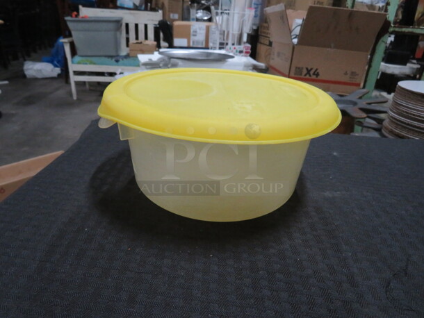 Rubbermaid 2 Quart Food Storage Container With Lid. 3XBID - Image 2 of 2