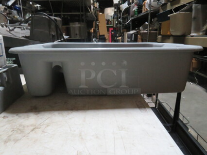 One Bussing Tub.