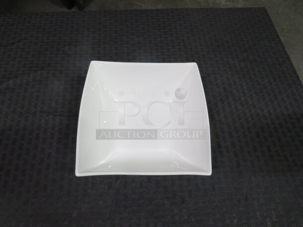 7 Inch  Maxwell Williams Bowl. 13XBID - Image 1 of 2