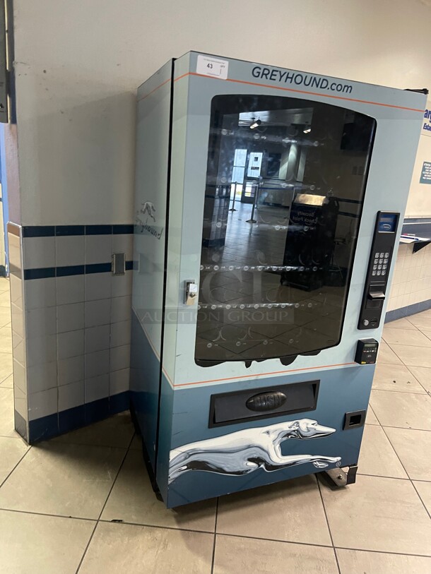 Money Maker! Seaga Infinity INF5S Commercial Snack Vending Machine Comes With CC Reader and Money Holder 115 Volt With Keys NSF Tested and Working! 40x37x72 - Image 2 of 8