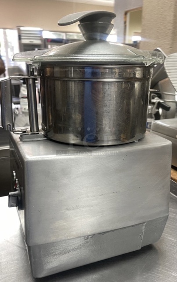 ROBOT COUPE R4n Series D HEAVY DUTY 5.5qt Food Processor.

Fully Tested and Working Condition - Image 7 of 11