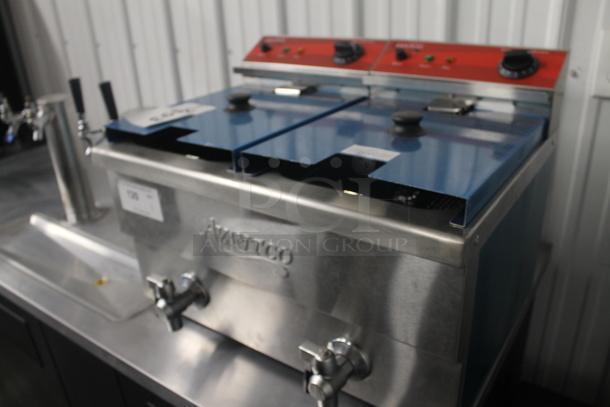 BRAND NEW SCRATCH AND DENT! Avantco 77F202 Stainless Steel Commercial Countertop Electric Powered 2 Well Fryer w/ 2 Metal Fry Baskets and 2 Lids. 208-240 Volts, 1 Phase. Tested and Working! - Image 3 of 8