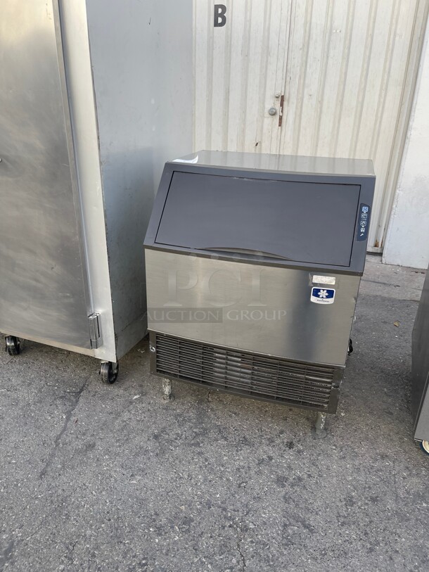 Late Model! Manitowoc UY-0310A  30 inch Air Cooled Undercounter Half Dice Commercial Ice Machine 115V, 295 lb per Day Tested and Working!  - Image 2 of 9