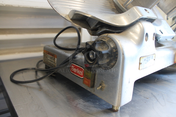 Berkel 909/1 Stainless Stel Commercial Countertop Meat Slicer. 115 Volts, 1 Phase. Tested and Working!  - Image 5 of 7