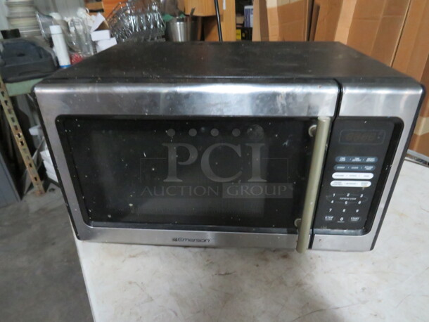 One Emerson Microwave. Model# MW9338SB. 120 Volt. 19X14X11 - Image 1 of 1