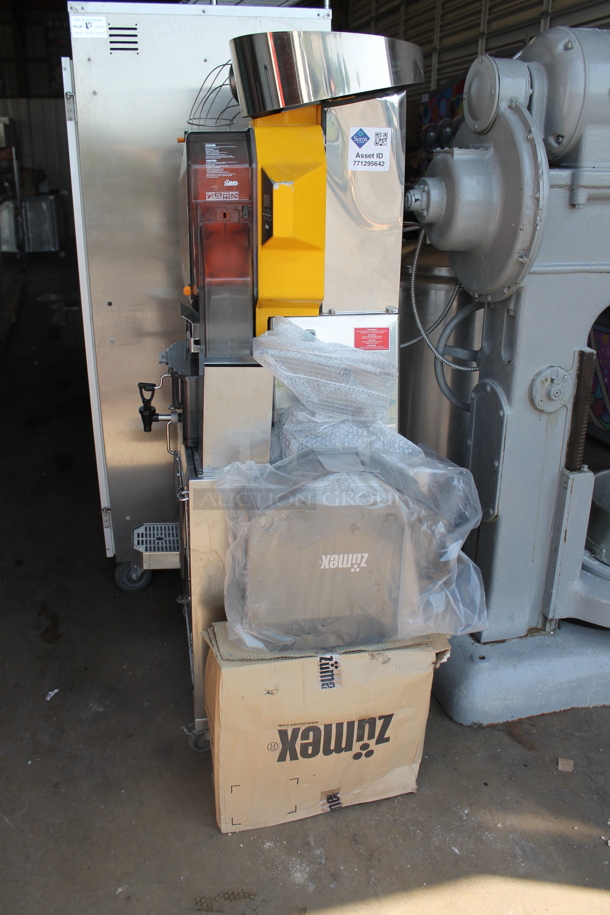 2017 Zumex Speed Pro Tank Podium Stainless Steel Commercial Floor Style Citrus Juicer on Commercial Casters. Comes w/ Extra Pieces: See Pictures For Details! 115 Volts, 1 Phase. Powers On But Parts Do Not Move - Image 2 of 11