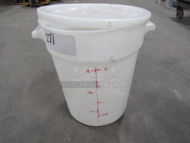 One 22 Quart Round Food Storage Container With Lid.