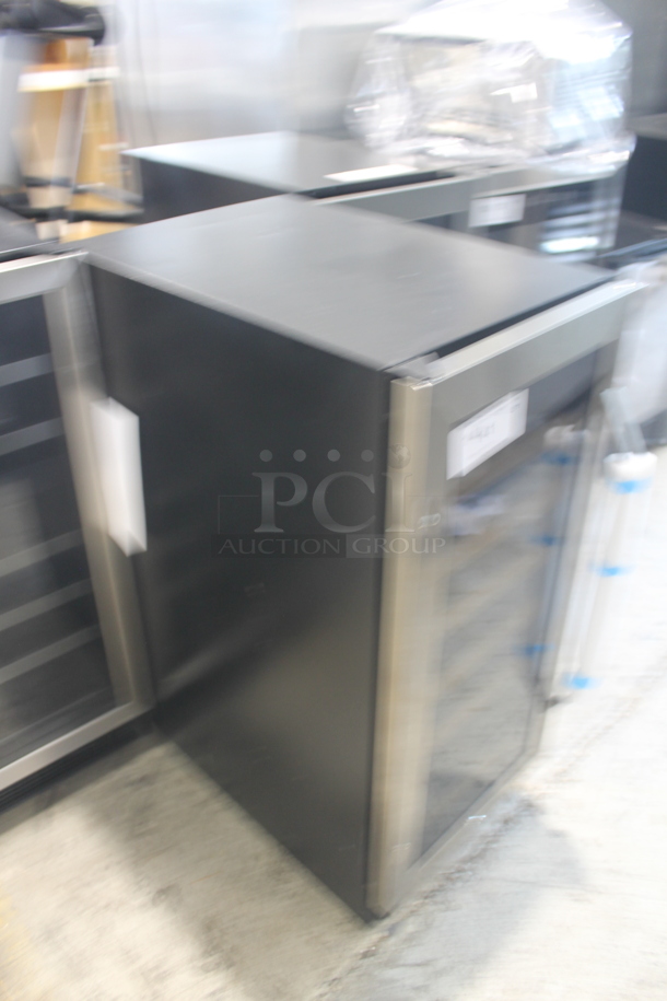 BRAND NEW SCRATCH AND DENT! Avanti WC3015S3S Wine Chiller With Glass Door Trimmed in Stainless Steel With Wood Front Pull Out Racks, Black.  115V. Tested and Working! - Image 2 of 6