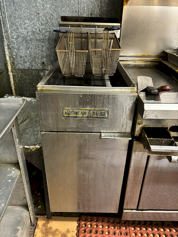 GREAT CONDITION! American Range 50lbs Deep Fryer, Natural Gas, With (2) Baskets. 