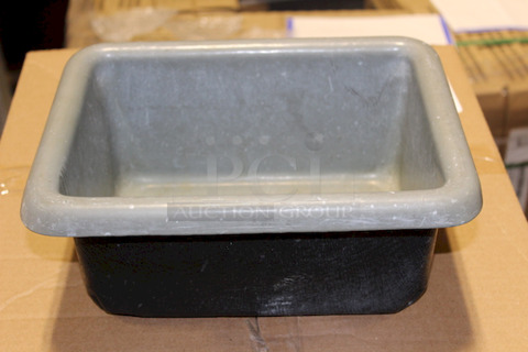 UniRoyal Royalite Bus Tub / Utility Box, 7 1/8 gal Capacity. 3x Your Bid
21-1/2x17-1/8x7 