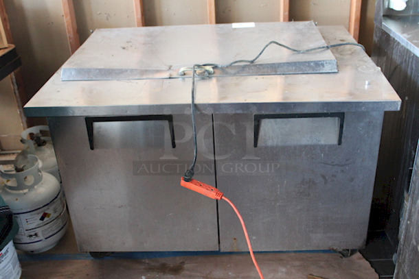 OUTSTANDING! True TSSU-48-18M-B Mega-Top Solid Door Sandwich/Salad Unit On Commercial Casters. 115v/60hz/1ph/15amps. TESTED! Turns On, Blows COLD Air. Unit Was Plugged In A Running While Photographing. 48-3/8x34-1/8x40-3/8 Normal wear and tear, minor cosmetic crack in lid, Dust From Storage.	 - Image 1 of 7
