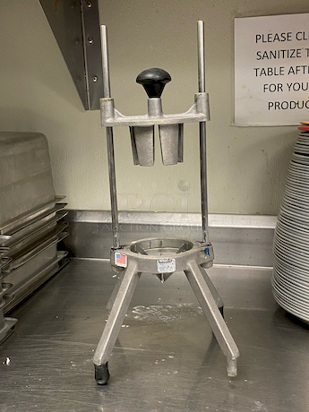 Nemco 55550-6 6 Section Easy Wedger (Wedgemaster) Fruit / Vegetable Wedge Cutter - Image 1 of 3