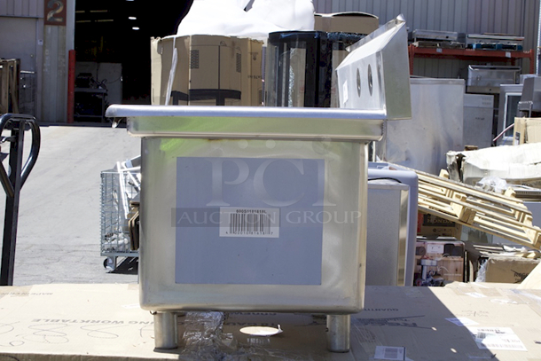 BRAND NEW SCRATCH & DENT! Regency 38 1/2" 16-Gauge Stainless Steel One Compartment Commercial Sink with Stainless Steel Legs and 1 Left Side Drainboard - 18" x 18" x 14" Bowl - Image 3 of 5