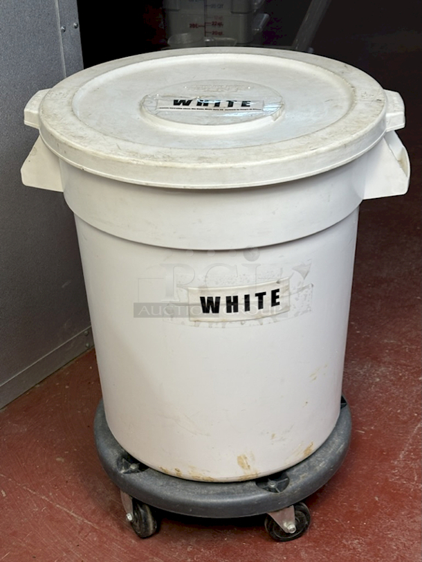 Continental Huskee 20 Gallon / 320 Cup White Round Ingredient Storage Bin with Flat Top Lid - Image 1 of 3