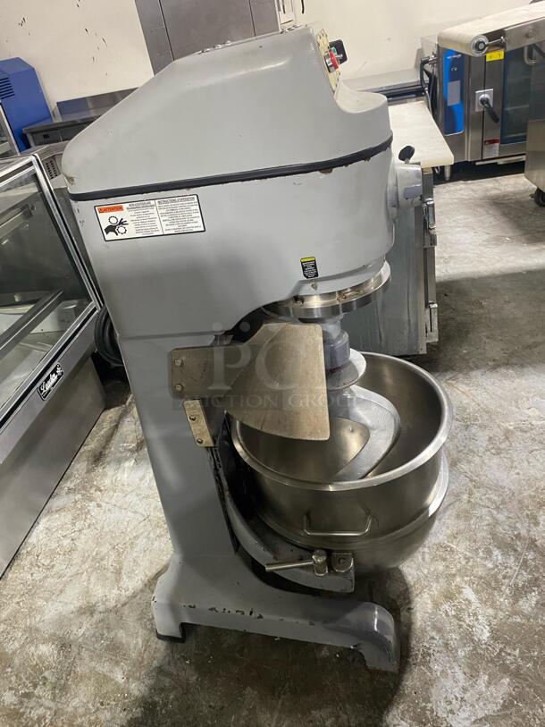 Globe SP60 60 Qt. Planetary Floor Mixer with Guard Tested and working

 - Image 4 of 5