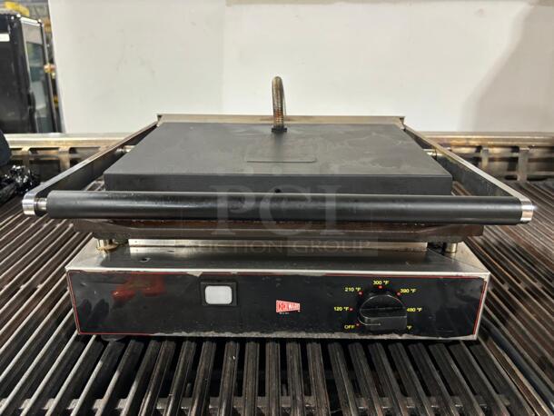 Cecilware TSG-1G Single Panini Sandwich Grill with Grooved Surfaces - 14 1/2" x 10" Cooking Surface - 120V, 1700W
 - Image 2 of 6
