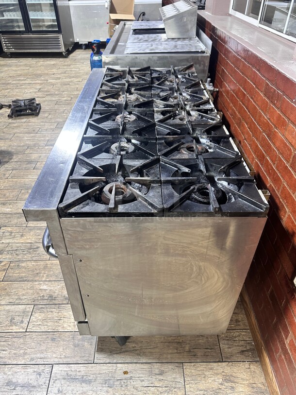Late Model Vulcan V60 60 inch 10 Burner Gas Range w/ (2) Standard Ovens, Natural Gas Working - Image 5 of 9