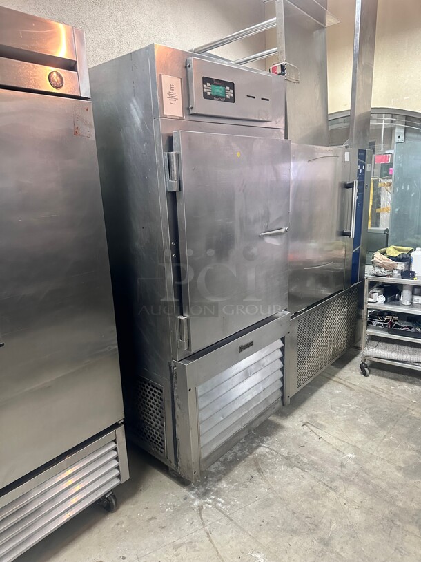 Traulsen RBC100 Self-Contained Reach-In 100 lb Blast Chiller 220 Volt 1 Phase Not Sure Of Functionality - Image 7 of 10