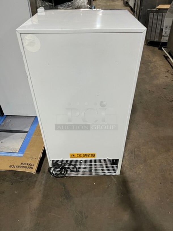 NEW! OUT OF THE BOX! SCRATCH-N-DENT! Whynter Commercial Single Door Reach In Cooler Merchandiser! With View Through Door! With Poly Coated Racks! Model: CBM815WS 115V - Image 7 of 7