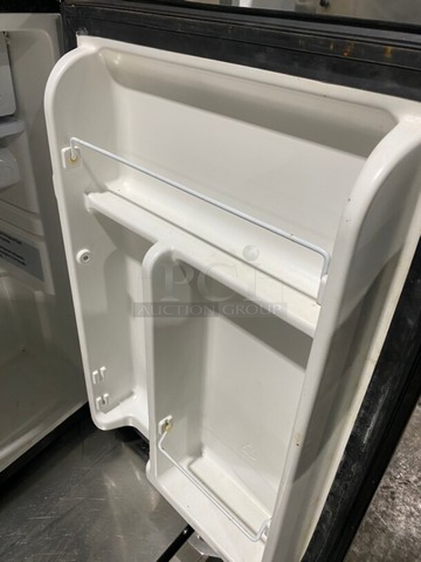Insignia Mini Cooler! MODEL NSCF26BK6 SN:18G29W00384 115V  - Image 6 of 8