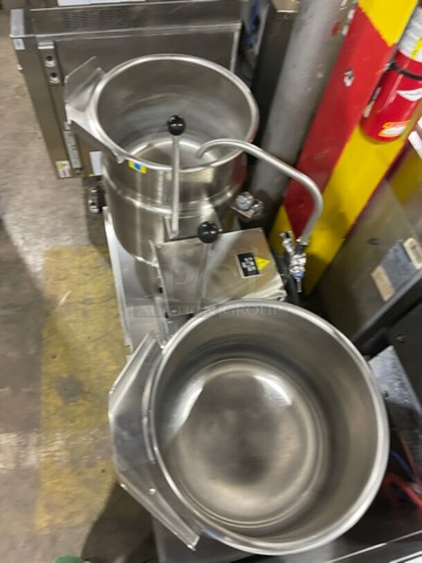 LIKE NEW! Cleveland Commercial Electric Powered Jacketed Tilting Soup Kettle! On Equipment Stand! All Stainless Steel! On Legs! WORKING WHEN REMOVED! Model: TKET12T SN: 111123050377A, 111123050377B 240V 60HZ 3 Phase - Image 6 of 12