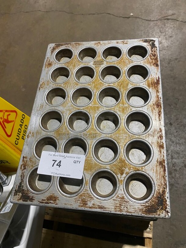 Chicago Metalic 12 Cup Cupcake/Muffin Baking Pan! MODEL 524D - Image 1 of 3