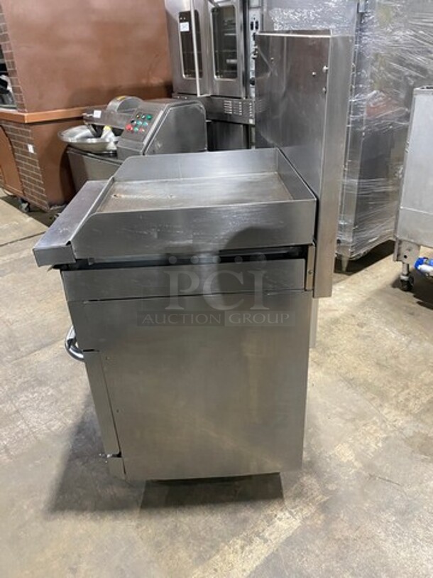 Sweet! LATE MODEL! Vulcan Commercial Natural Gas Powered 6 Burner Stove! With Right Side Flat Griddle & Cheese Melter Combo! Griddle Has Side Splashes! With Raised Back Splash! With 2 Oven Underneath! All Stainless Steel! Working When Removed! - Image 3 of 12